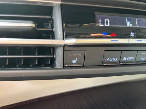 Used 2023 Toyota Sienna XLE FWD image 31