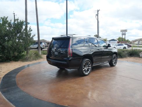 Used 2019 Cadillac Escalade Platinum w/ Escalade Sport Edition image 2