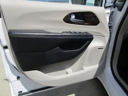 Used 2022 Chrysler Pacifica Limited FWD image 10