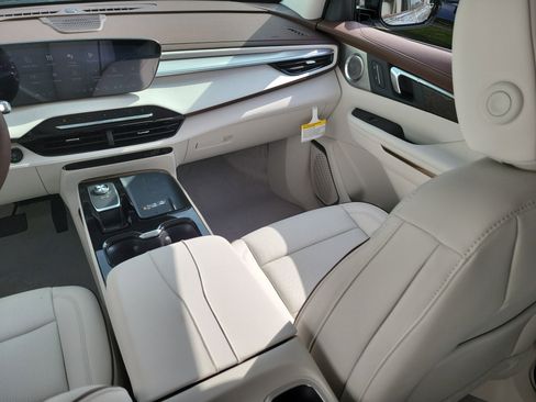 New 2026 Buick Enclave Avenir w/ Super Cruise Package FWD image 18