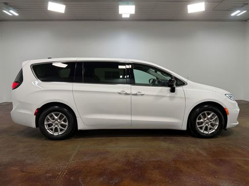 Used 2024 Chrysler Pacifica Touring-L image 23