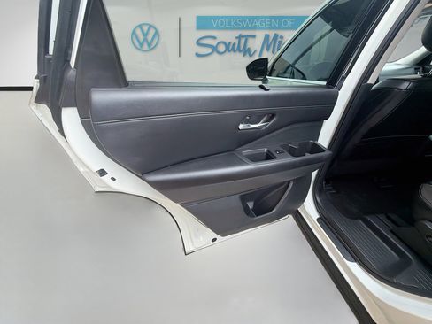 Used 2024 Nissan Pathfinder SL FWD image 26
