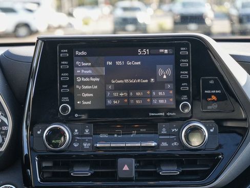 Used 2022 Toyota Highlander XLE FWD image 13