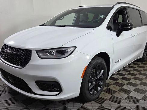 New 2025 Chrysler Pacifica Select w/ Fav Edition Package image 3