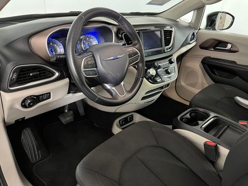 Used 2019 Chrysler Pacifica Touring Plus image 3