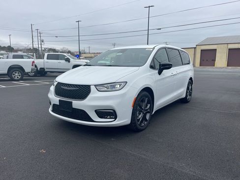 New 2026 Chrysler Pacifica Select FWD image 2