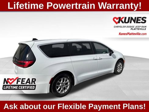 Used 2023 Chrysler Pacifica Touring-L image 9