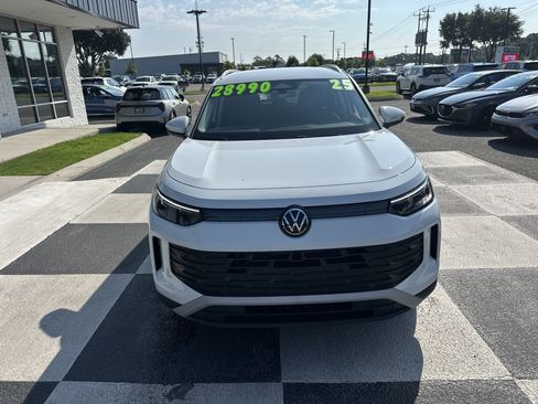Used 2025 Volkswagen Tiguan SE AWD/4WD image 2