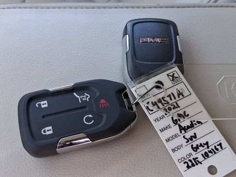 Used 2021 GMC Acadia Denali w/ Denali Technology Package FWD image 25
