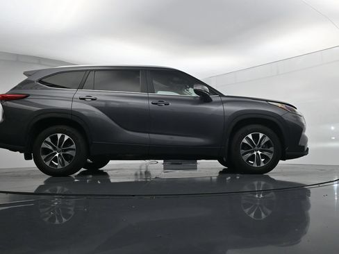 Used 2023 Toyota Highlander XLE AWD/4WD image 40