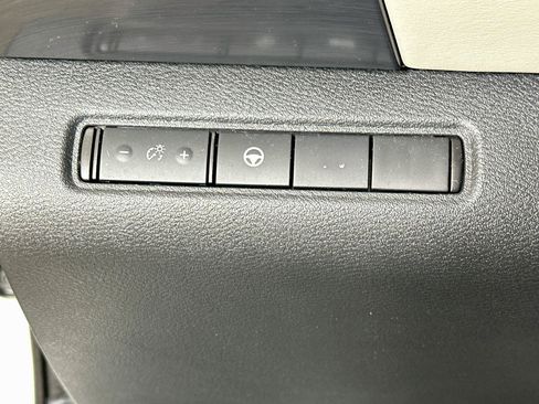 Used 2022 Nissan Pathfinder SL w/ SL Black Package FWD image 17