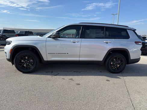 New 2025 Jeep Grand Cherokee L Altitude image 6