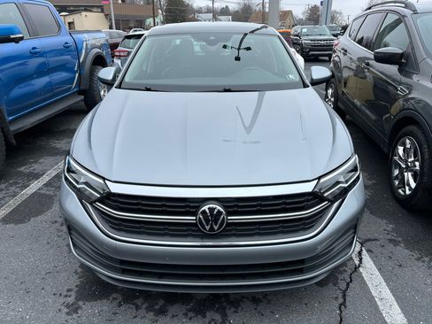 Used 2023 Volkswagen Jetta SE w/ Panoramic Sunroof Package image 2