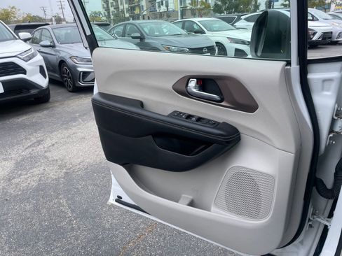 Used 2023 Chrysler Voyager LX image 18