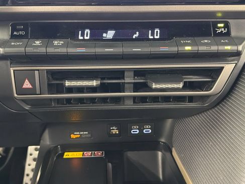 Used 2025 Toyota Camry SE w/ Convenience Package FWD image 35