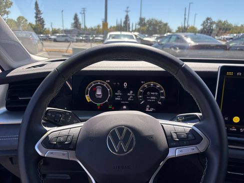 Used 2026 Volkswagen Tiguan SE FWD image 29