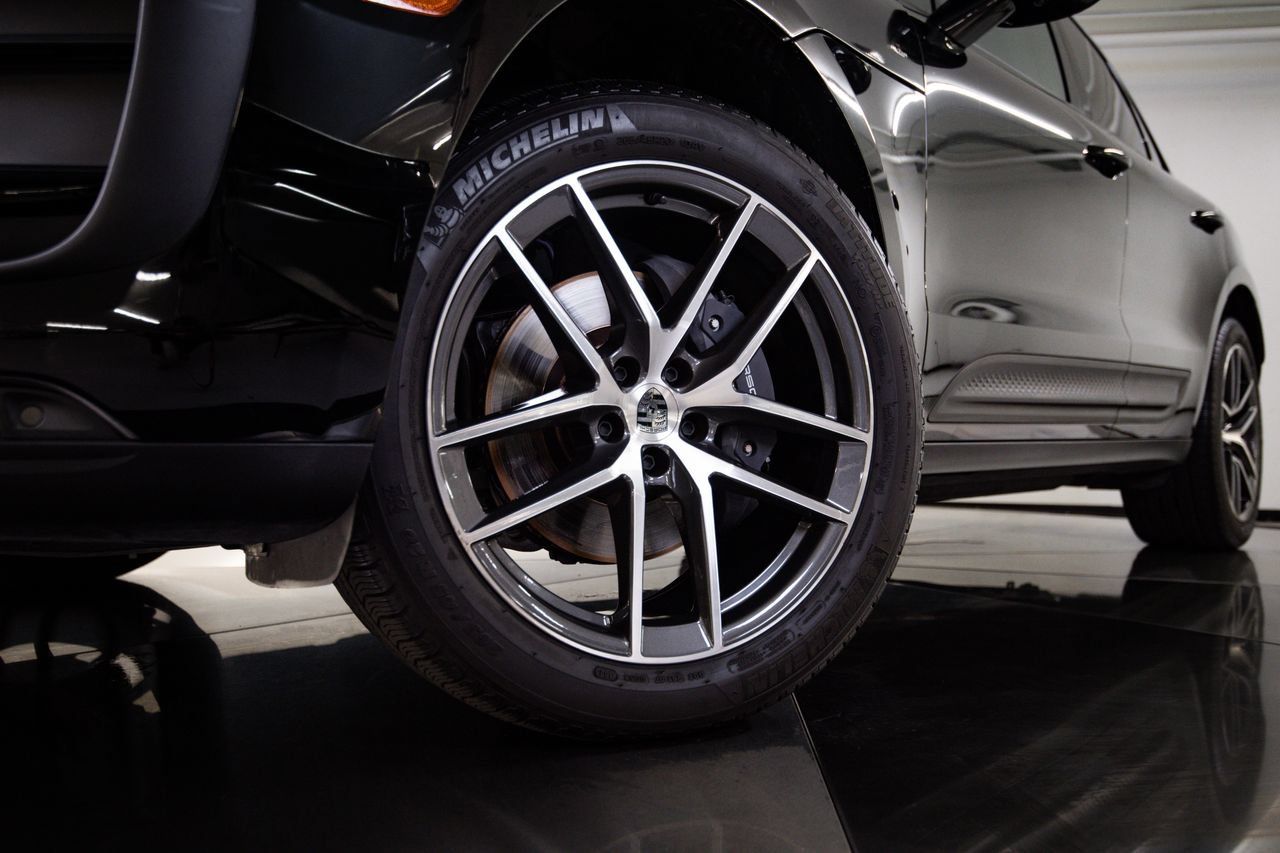 Certified 2024 Porsche Macan AWD/4WD image 12