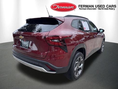 Used 2024 Chevrolet Trax LT w/ LT Convenience Package FWD image 2