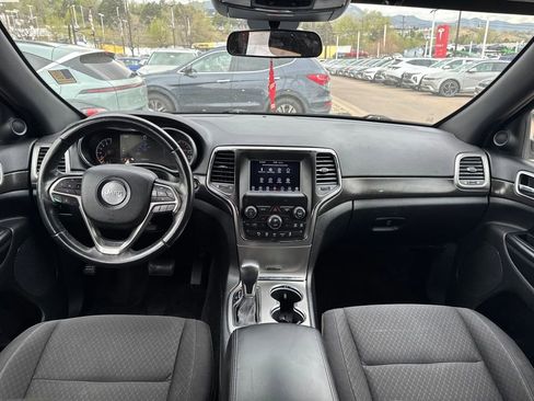 Used 2018 Jeep Grand Cherokee Laredo RWD image 28
