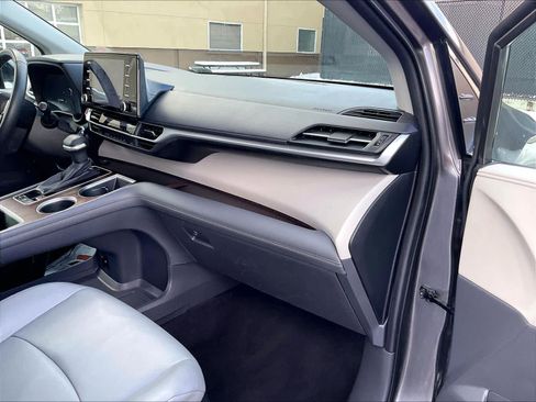 Used 2024 Toyota Sienna XLE image 13
