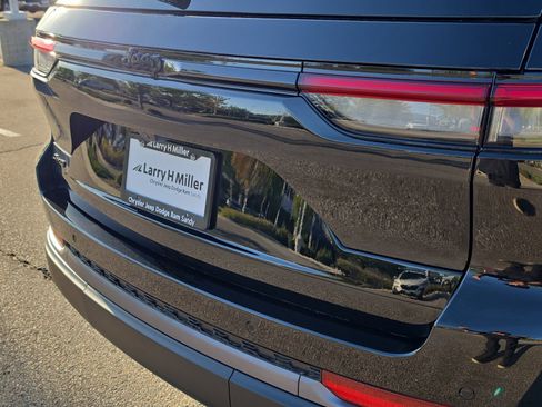 New 2026 Jeep Grand Cherokee Altitude AWD/4WD image 10