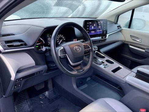 Used 2023 Toyota Sienna XLE image 17