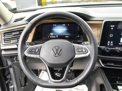 Used 2024 Volkswagen Atlas SE image 19