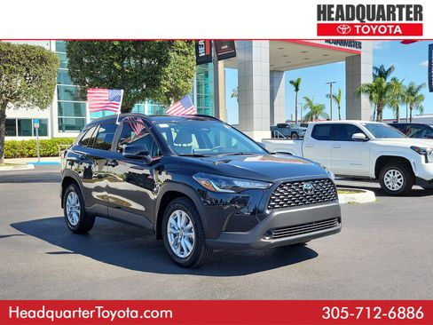 Used 2025 Toyota Corolla Cross LE image 1