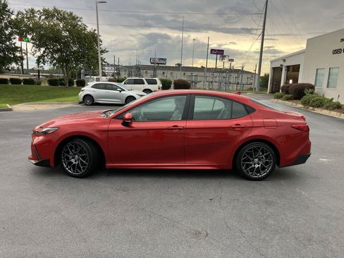 Used 2025 Toyota Camry SE w/ Convenience Package FWD image 2
