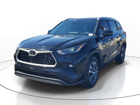 Used 2023 Toyota Highlander XLE image 3