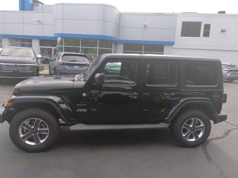 Used 2018 Jeep Wrangler Unlimited Sahara w/ Cold Weather Group image 6