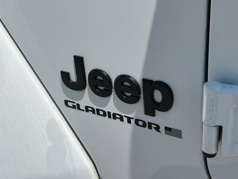 Used 2024 Jeep Gladiator Sport AWD/4WD image 13