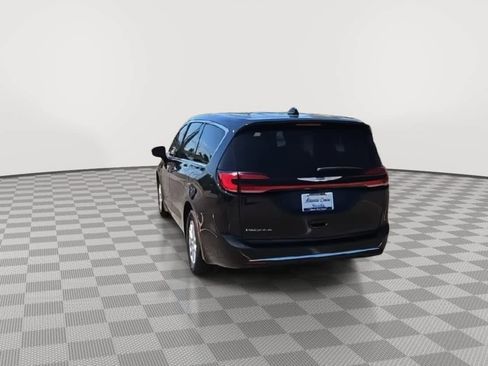 Used 2023 Chrysler Pacifica Touring-L FWD image 7
