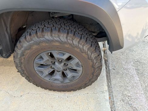 Used 2020 Toyota Tacoma TRD Off-Road w/ TRD Premium Off Road Package AWD/4WD image 4