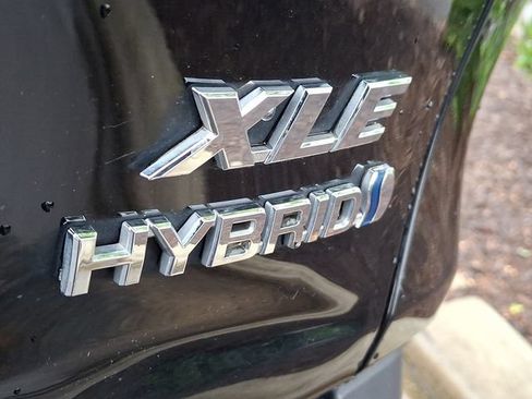 Used 2022 Toyota RAV4 XLE Premium AWD/4WD image 8