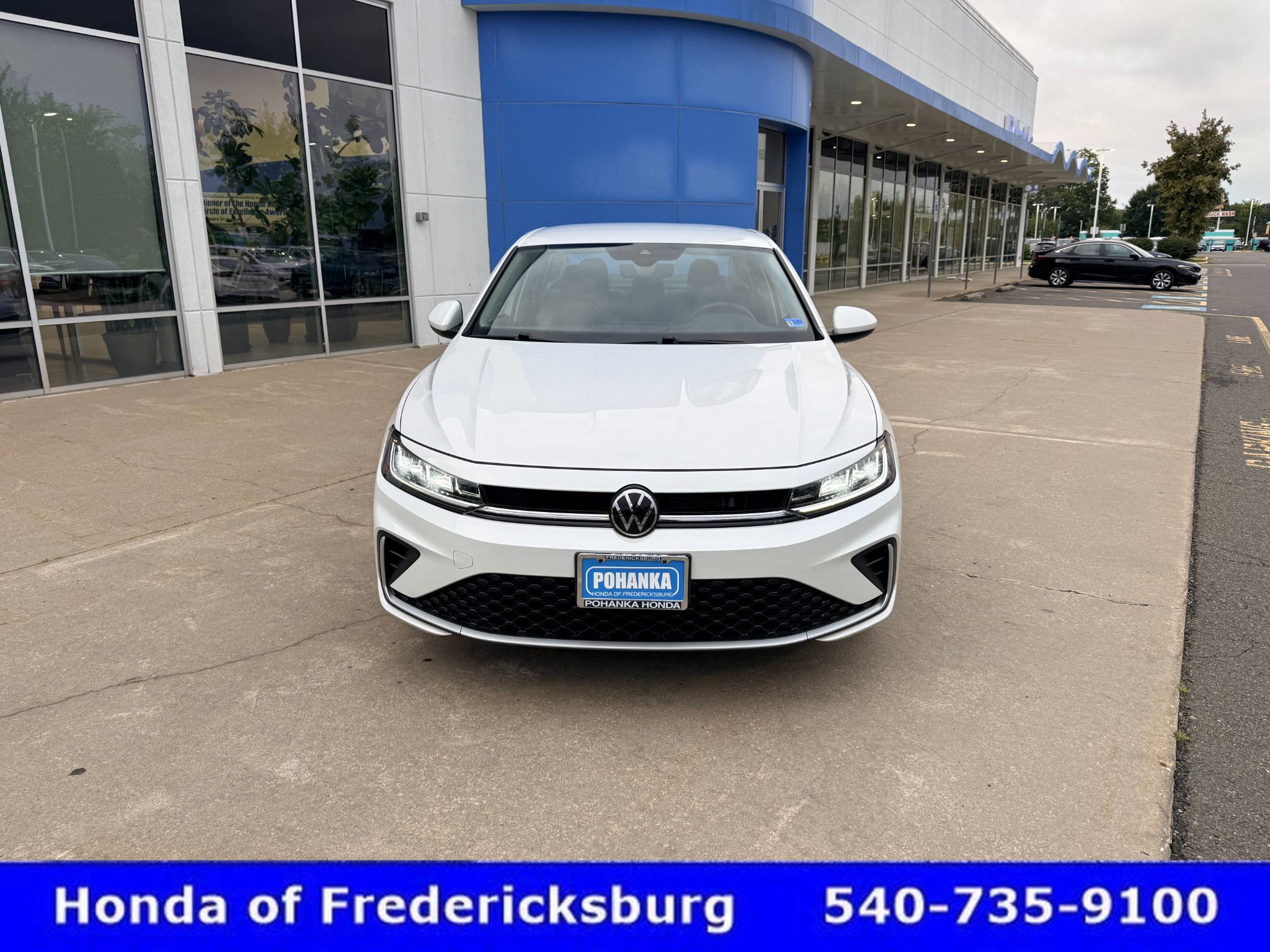 Used 2025 Volkswagen Jetta SE FWD image 9