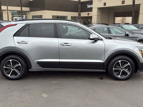 Used 2023 Kia Niro EX image 2