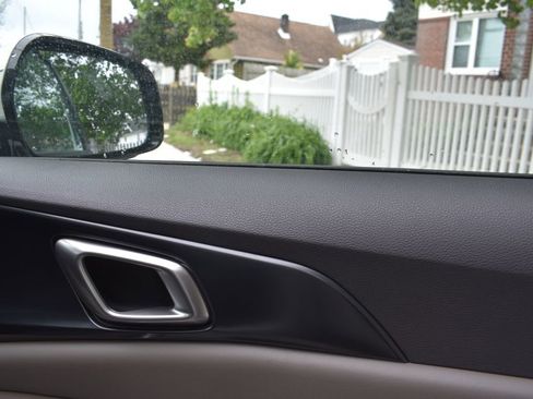 Used 2025 Kia Carnival FWD image 21