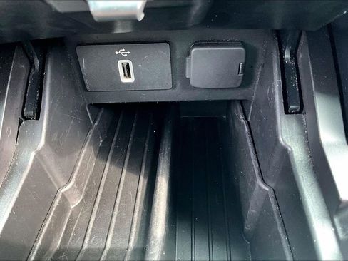 Used 2018 Ford Explorer XLT w/ Equipment Group 202A FWD image 33