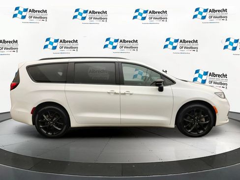 Used 2023 Chrysler Pacifica Limited w/ Uconnect Theater Family Group AWD/4WD image 6