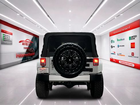 Used 2017 Jeep Wrangler Unlimited Sahara w/ Connectivity Group AWD/4WD image 7