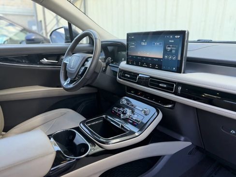 Used 2022 Lincoln Nautilus FWD w/ Premium Package image 48