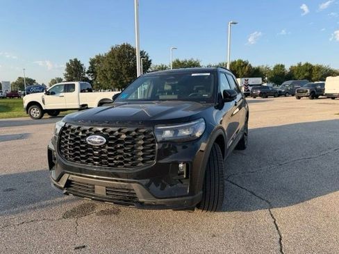 Used 2025 Ford Explorer ST-Line w/ ST-Line Street Pack AWD/4WD image 6