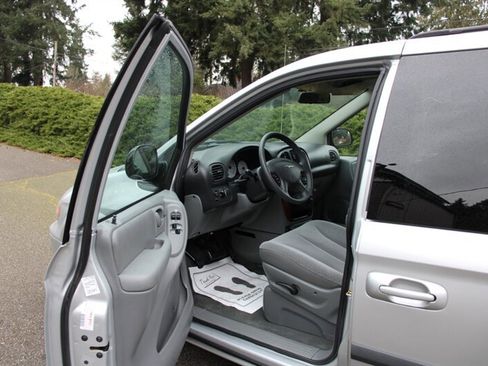 Used 2006 Chrysler Town & Country w/ Popular Equipment Group I image 5