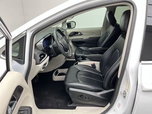 Used 2024 Chrysler Pacifica Touring-L image 3