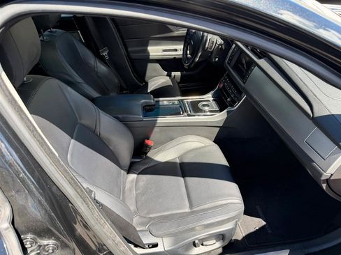 Used 2018 Jaguar XF Premium RWD image 39