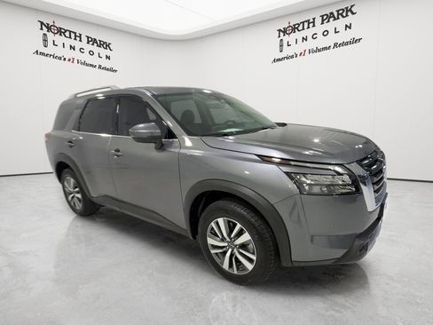 Used 2025 Nissan Pathfinder SL FWD image 7