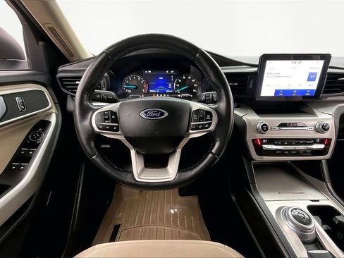 Used 2021 Ford Explorer XLT image 5