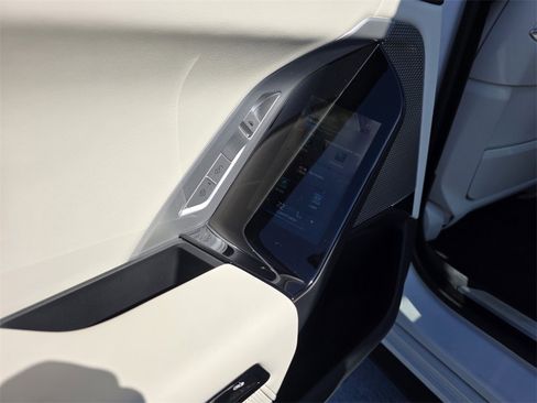 Certified 2025 BMW 740i w/ Premium Package image 17