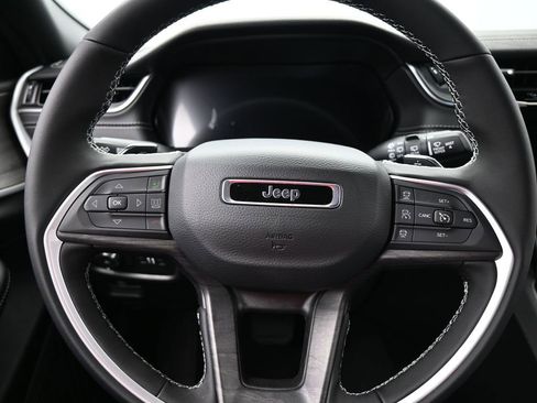 Used 2025 Jeep Grand Cherokee Limited image 29